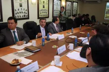 Héctor Alonso entrega proyecto del monorriel a Antonio Gali