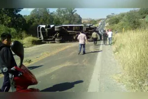 Vuelca camión de pasajeros en la federal Atlixco- Puebla