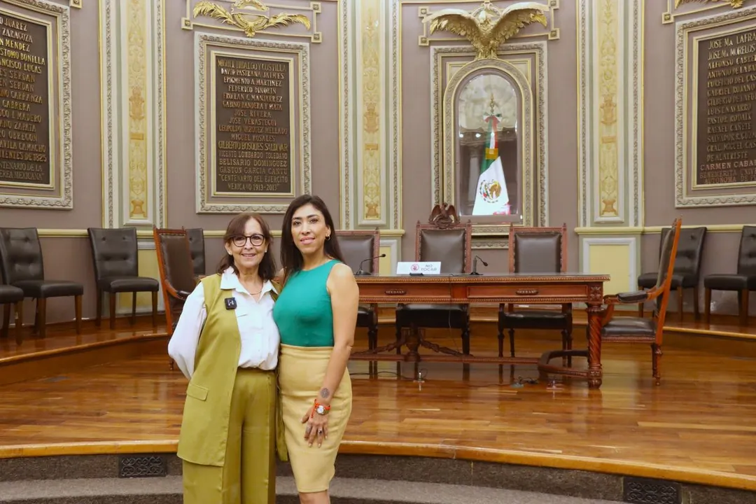 Rocío García Olmedo, coordinadora ejecutiva de la Antigua Sede del Congreso de Puebla, y Norma Estela Pimentel Méndez, diputada copromovente de la apertura del Salón de Protocolo "Elena Garro". Foto: Especial