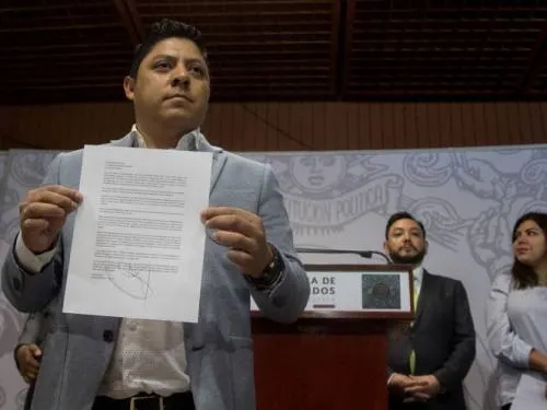 Únicamente siete diputados perredistas oficializan su salida del partido