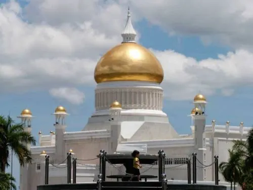 Brunei adopta ley de hierro: lapidación a gays y mutilación