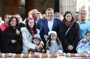 Tony Gali y Dinorah López comparten Rosca de Reyes
