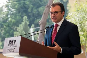 El peso se apreciará una vez que disminuya volatilidad: Hacienda