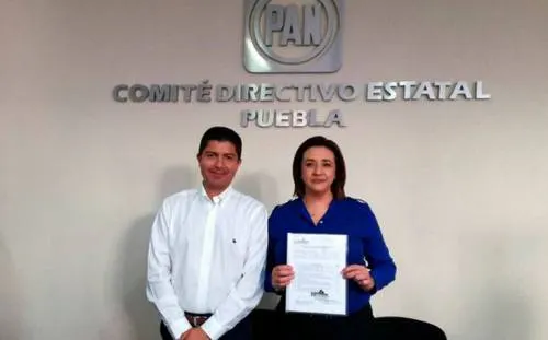 Acompañada de Eduardo Rivera, Guadalupe Arrubarrena se registra para diputación federal