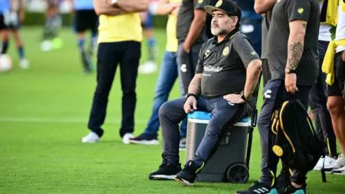 Maradona ya no tiene cartílagos en las rodillas
