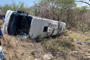 Tres muertos, deja volcadura de un autobús turístico en Huehuetlán El Grande