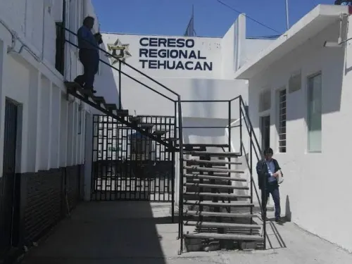 Hacen paro de labores policías de Tehuacán