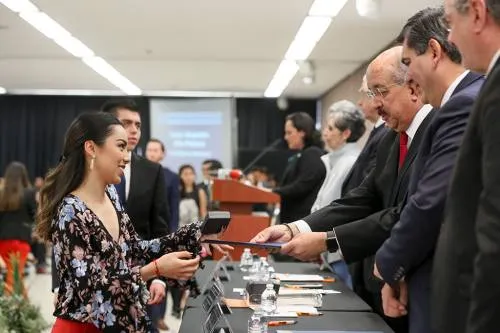 Alumnos de la IBERO Puebla obtienen desempeño sobresaliente del Premio CENEVAL