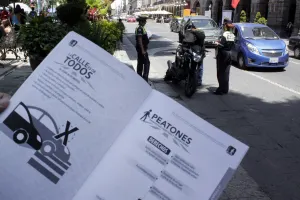 Reparte ayuntamiento Reglamento de Tránsito a horas de entrar en vigor