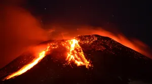 Evacuan a 4 mil personas por erupción del Calbuco en Chile