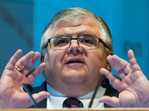 Aumento al salario mínimo debe ser prudente: Carstens