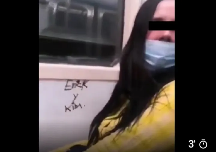#LadyRayaVagones: Pinta vagón del metro y “pinta dedo” a quien la exhibe