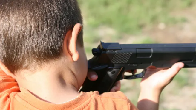 Niño de 12 años huye de hogar para menores y dispara contra policías