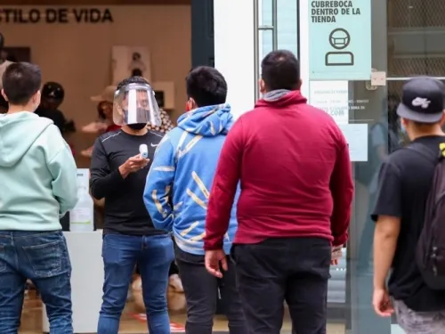 Covid: hombres van solos al centro comercial para no arriesgar a su familia