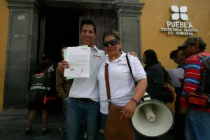 Entregan en Casa Aguayo petición para reformar el Código Civil
