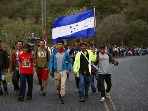 Migrantes hondureños se acercan a la frontera sur de México