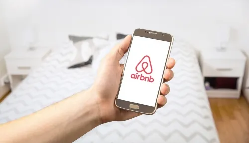 Ley de Hacienda de Barbosa aplicará impuestos a apps de hospedaje y casinos