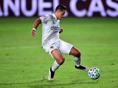 Chicharito y Dos Santos se quedan sin técnico