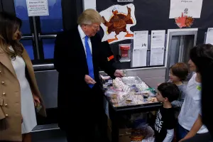 Donald Trump acude a emitir su voto
