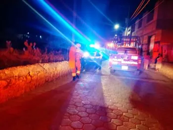 Vehículo cae a barranca con una familia a bordo