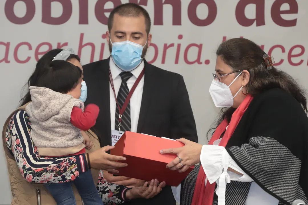 Entrega Rosario Orozco aparatos auditivos especializados a personas con discapacidad