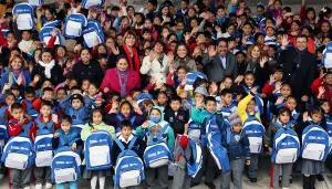 Tony Gali apoya economía de familias con uniformes y mochilas gratuitas