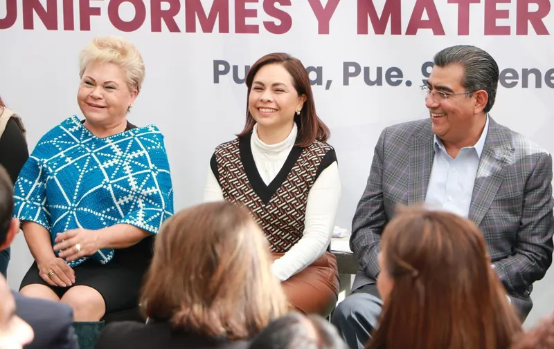 Isabel Merlo Talavera, secretaria de Educación; Gabriela Bonilla Parada, presidenta honoraria del Patronato del SEDIF, y Sergio Salomón Céspedes Peregrina, gobernador del estado de Puebla. Foto: Especial
