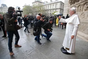 Estrenan en París efigie de cera del Papa Francisco
