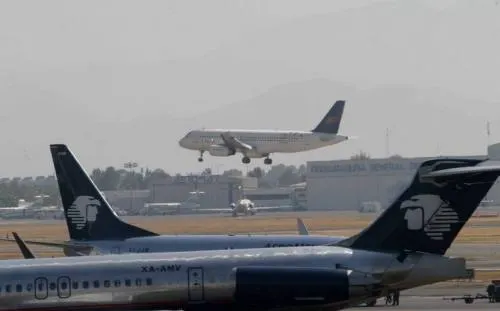 Sobrecargos de Aeroméxico emplazan a huelga para el 31 de mayo