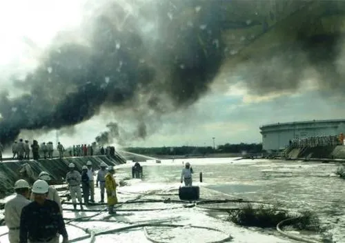 Persiste incendio en refinería de Salina Cruz; un muerto
