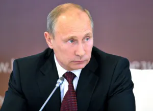 Vladimir Putin abona en crisis con Ucrania; externa nuevas advertencias