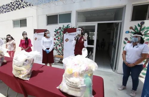 Reciben terapeutas de medicina tradicional de Atlixco apoyos alimentarios del SEDIF
