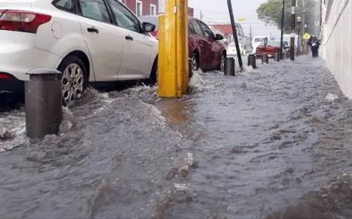 Reportan inundaciones en varios puntos de la capital poblana tras fuerte lluvia