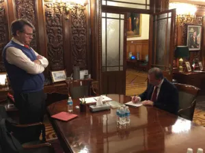 Meade reconoce volatilidad tras triunfo de Trump