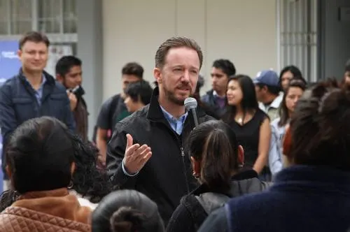 Luis Banck entregó sanitarios rehabilitados a beneficio de estudiantes de la zona sur