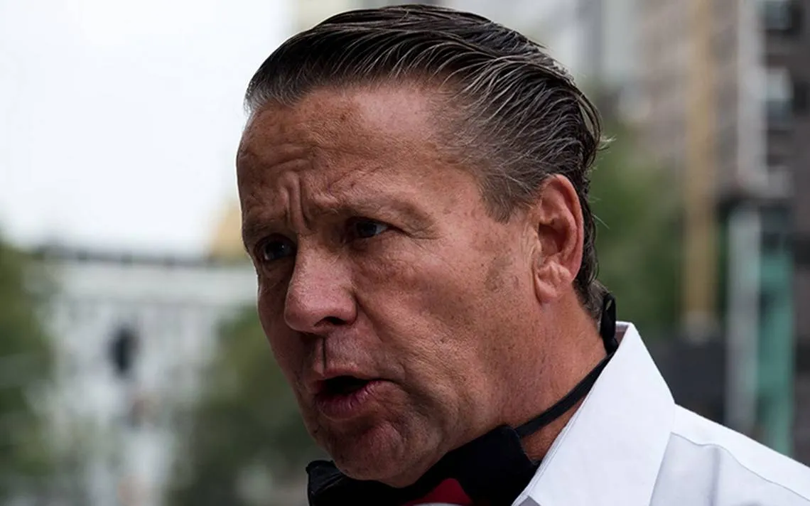 Golpean a Alfredo Adame en nueva pelea callejera