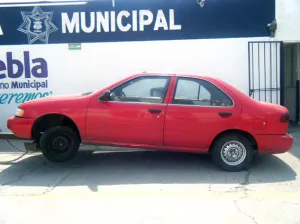 Policía municipal de Puebla recupera auto Sentra color rojo con reporte de robo