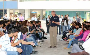 Tony Gali dialoga con universitarios