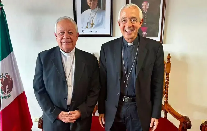 Víctor Sánchez Espinosa, administrador apostólico de la Arquidiócesis de Puebla, y Jorge Carlos Patrón Wong, próximo arzobispo de Puebla. Foto: Especial