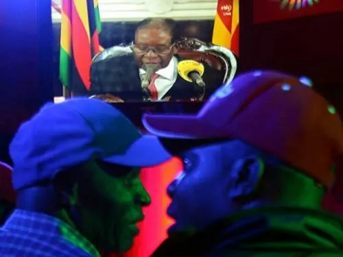 En discurso a la nación, Mugabe se aferra al poder
