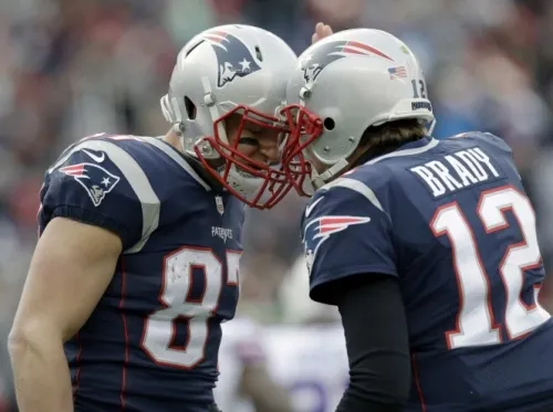 Bucaneros reúnen a Gronkowski con Brady