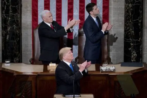 Aplausos de Trump en Estado de la Unión provocan burlas en internet
