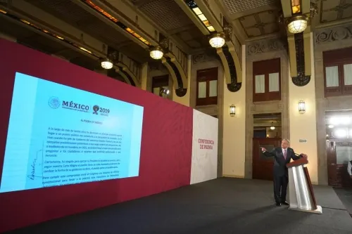 López Obrador firma ante notario público su compromiso de no reelección