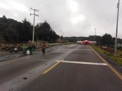 Volcó tractocamión tipo tanque con tolueno en la autopista Puebla-Córdoba
