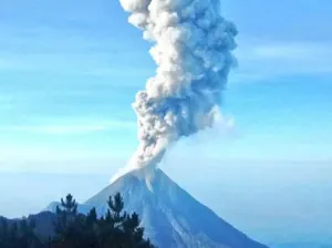 Volcán El Colima emite fumarola de dos kilómetros