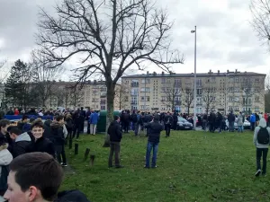 Evacuan a más de 2 mil estudiantes en Francia por amenaza de bomba
