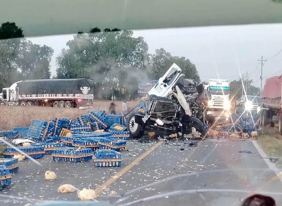 Muere chofer tras volcadura de tráiler en Quecholac