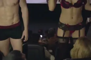 Marca de ropa íntima aprovecha furor de 50 Sombras