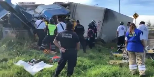 Muere conductor de tractocamión que volcó en la México-Puebla