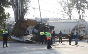 Tres lesionados, al llevarse tren un tráiler en Amalucan